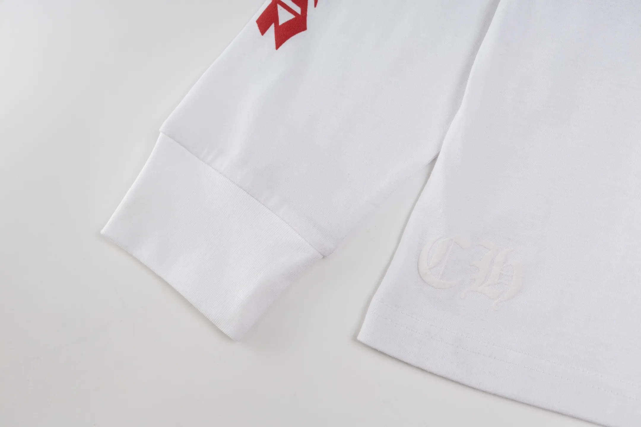 🅿️350 [Exclusive supply] CH Miami limited color cross long sleeves (white) The fabric is made of 26-woven 220-gram high-weight cotton fabric, which is thick and crisp and not easy to deform, with fine texture, breathable and skin-friendly. The design is derived from the CH Miami limited series. The colorful cross print interprets the brand's classic aesthetics, and is trendy and cool with a tension of faith. High-temperature ink printing process, rich color levels and delicate transitions, even large-area complex patterns are still bright and durable without cracking after washing. Size:S-M-L